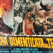 Terra dimenticata dal tempo, La (fotobusta 50x70)