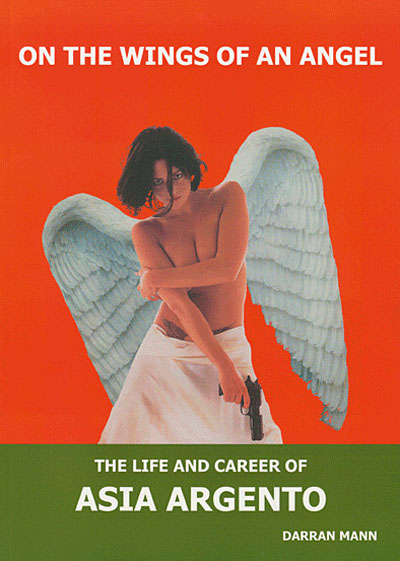 On the wings of an angel – The life and career of Asia Argento (Ltd. ed. 500 copie AUTOGRAFATE E NUMERATE A MANO DALL’AUTORE)